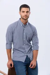 Camisa de manga larga con estampado de cuadros pequeños en tonos azul y blanco, cuello abotonado y bolsillo frontal en el pecho.