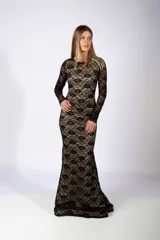 Vestido largo de encaje negro con forro en tono beige, de corte ajustado, cuello redondo y mangas largas.