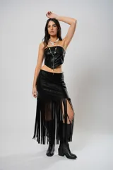 Falda midi negra de cuero sintético con flecos largos y abertura lateral.