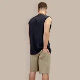 Musculosa negra con efecto acid wash y corte holgado.