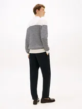 Sweater de punto texturizado a rayas horizontales blancas y azul marino, con cuello alto y cierre de cremallera metálica.