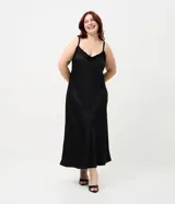 Vestido midi de satén negro con caída fluida, escote en V con detalle de encaje y tirantes finos regulables.