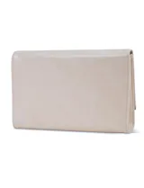 Cartera tipo clutch de cuero sintético negro, con solapa frontal y herraje metálico circular plateado.