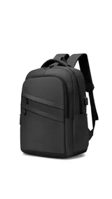 Mochila urbana color negro con diseño minimalista, múltiples compartimentos con cierre y correas acolchadas ajustables.