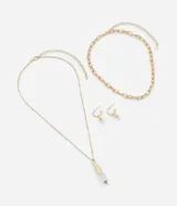 Conjunto de accesorios compuesto por un collar de cadena de eslabones, un collar con dije de cristal y un par de aros tipo argolla con dije de cristal. Piezas con acabado en tono dorado.