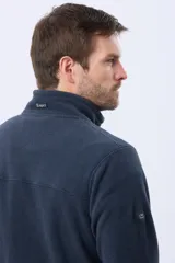 Campera polar azul marino con cierre frontal completo, cuello alto y bolsillos laterales con cierre. Incluye además un bolsillo con cierre en el pecho.