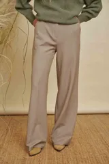 Pantalón sastrero de corte recto y tiro medio, confeccionado en tela con caída fluida, con cierre frontal y bolsillos laterales.