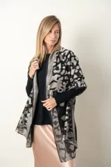 Chal de gasa color negro con estampado de manchas en color visón.