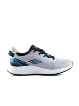 Championes deportivos Umbro modelo Dax Pro para hombre, en color gris con detalles en azul marino y celeste. Cuentan con capellada de malla transpirable, suela amortiguada blanca y logo de la marca en el lateral y talón.