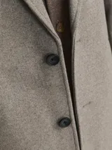 Tapado largo color gris topo, con cuello tipo spread y cierre de botones.