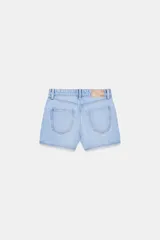 Shorts de denim de tiro medio, corte mom fit, con cinco bolsillos y cierre frontal con cremallera y botón, en color azul lavado.