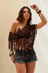 Top corto tejido al crochet en color marrón, con diseño de red adornado con lentejuelas circulares distribuidas por toda la prenda y flecos colgantes en el ruedo.