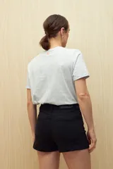 Short de jean azul oscuro, de tiro alto y corte ajustado.