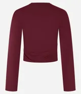 Blusa ajustada de manga larga color marrón, con cuello redondo y fruncido en los hombros y laterales.