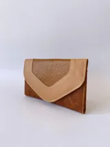 Billetera de cuero con diseño tricolor en tonos marrones. Presenta una solapa con textura grabada tipo reptil y cuerpo en cuero liso y cuero texturizado rústico, con costuras visibles en color claro.