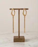 Caravanas colgantes de acero con baño de oro, compuestas por una pieza superior ovalada y flecos de cadena fina.