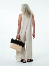 Mono largo color crudo, con botones en la parte delantera, bolsillos laterales ocultos y corte palazzo.