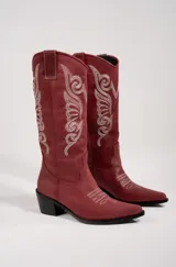 Botas texanas de cuero negro con bordados decorativos en el lateral de la caña, punta fina y taco bajo.