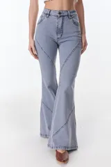 Pantalón de jean acampanado azul con diseño de paneles y costuras a la vista.