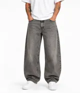 Jean de corte barrel y estilo oversize en color gris con efecto acid wash.