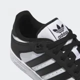 Championes Adidas Centennial RM, de caña baja, color negro con detalles en blanco. Presentan las tres tiras clásicas de Adidas en los laterales y suela de goma blanca.