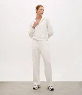 Campera deportiva de modal negro con capucha, cierre frontal por cremallera, cordones ajustables, bolsillos y mangas largas con puños elásticos.