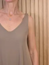 Vestido largo marrón de corte holgado, sin mangas y con escote en V.