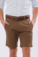 Bermuda clásica azul marino confeccionada en gabardina liviana de algodón con elastano, de corte recto y diseño liso.