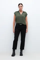 Pantalón chino color marrón con bolsillos laterales y traseros.