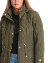 Campera capitoneada de corte clásico, con cuello alto, capucha desmontable y cierre frontal con broches a presión dorados. Presenta cordón de ajuste en la cintura con terminales metálicas y bolsillos frontales con broche.