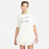 Remera oversize de algodón blanco hueso, con cuello redondo y mangas cortas. Presenta el logotipo de Nike Swoosh acompañado de la palabra 'AIR' en el pecho.