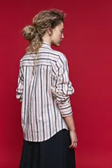 Camisa de algodón celeste con rayas verticales azul marino y marrón, cuello camisero clásico y cierre frontal de botones nacarados.