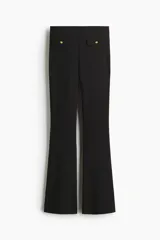 Pantalón acampanado de punto roma, color negro, con cintura elástica y solapas decorativas con botones dorados en la parte frontal.