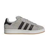 Championes Adidas modelo Campus 00s, confeccionados en gamuza gris con las icónicas tres tiras laterales en negro. Presentan un diseño de inspiración retro con suela de goma blanca y base color caramelo, cordones gruesos y detalle de marca en el talón y lateral.