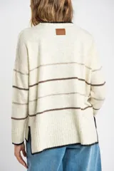 Sweater de punto con diseño de rayas horizontales en tonos neutros, cuello redondo y mangas largas con puños acanalados.