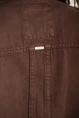 Sobrecamisa marrón de algodón con cuello camisero, cierre frontal con botones y bolsillos de parche en el pecho.