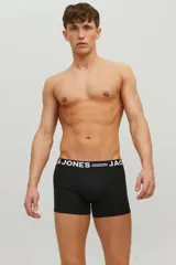 Pack de tres boxers tipo trunk negros con ajuste ceñido y cintura elástica blanca con logo Jack & Jones.