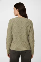 Sweater de chenille con diseño de punto trenzado, cuello redondo a la base y calce holgado.