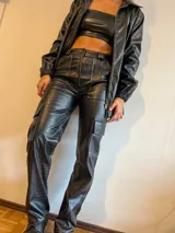 Pantalón cargo de cuero sintético negro con estampado croco, corte recto y bolsillos laterales.