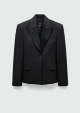 Chaqueta de corte sastre en mezcla de lana, color negro, con solapas satinadas, cierre frontal de un botón y bolsillos con solapa. Presenta mangas largas con detalle de tejido semitransparente en los puños.