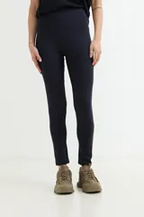 Calza larga negra de algodón y elastano.