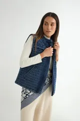 Chaleco de denim acolchado con efecto lavado, diseño sin mangas, cierre frontal y bolsillos laterales.