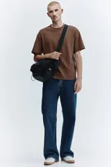 Remera de algodón color marrón, con cuello redondo y diseño de corte relajado con hombros caídos.