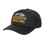 Gorra negra Critical Slide con visera curva y bordado frontal con texto y flores en tonos blanco y amarillo.