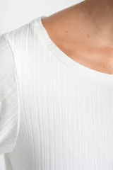 Remera blanca de punto con cuello redondo y mangas 3/4.