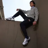 Championes de running Nike modelo Initiator, con diseño técnico en colores blanco, gris y detalles en azul oscuro. Presentan una estructura de malla transpirable con refuerzos sintéticos, entresuela amortiguada y suela de goma resistente.