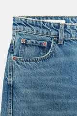 Jeans de tiro medio con diseño de volumen crop y perneras curvas. Presenta cinco bolsillos, cierre frontal con cremallera y botón metálico.