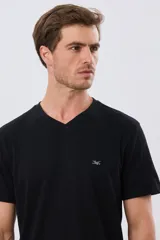 Remera básica azul marino de manga corta, con escote en V, calce cómodo y detalle de logo bordado en el pecho.