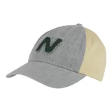Gorro de béisbol New Balance de color gris con la parte trasera en beige y logo "N" bordado en verde.