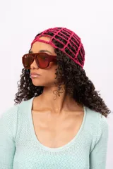 Casquete tejido a mano en algodón color fucsia.